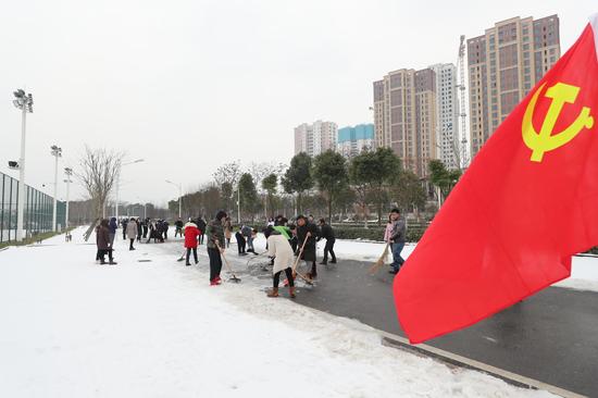 昼夜清扫各方协作 武汉开发区(汉南区)除雪保畅