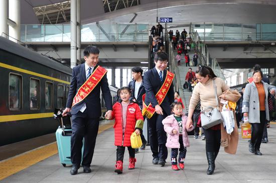 “刘洋爱心社”志愿服务团队为春运助力