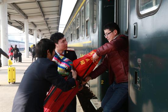 青工马毅文正在帮助旅客上车（田学睿 摄）