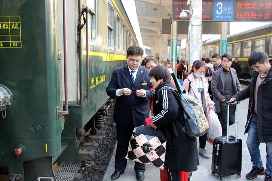 王冠雄正在为旅客验票上车