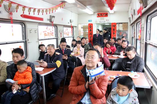 广大旅客和休班值乘人员正在观看节目(徐安宏 摄)