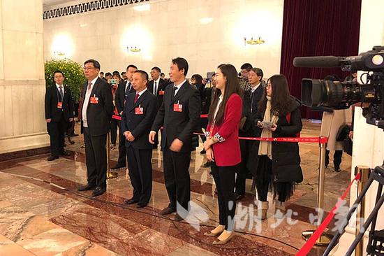 图为东风商用车有限公司总装配厂调检一车间“王涛班”班长王建清(左二)代表。