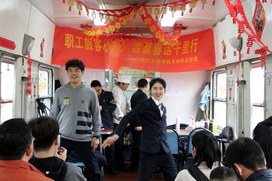 90后铁路小夫妻同台跳舞(徐安宏 摄)