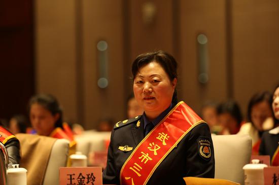 王金玲获得武汉市三八红旗手标兵称号(摄影:肖敏)