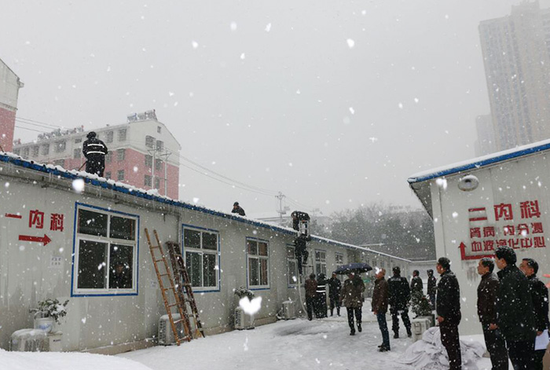 市普爱医院组织劳力清扫临时板房房顶积雪