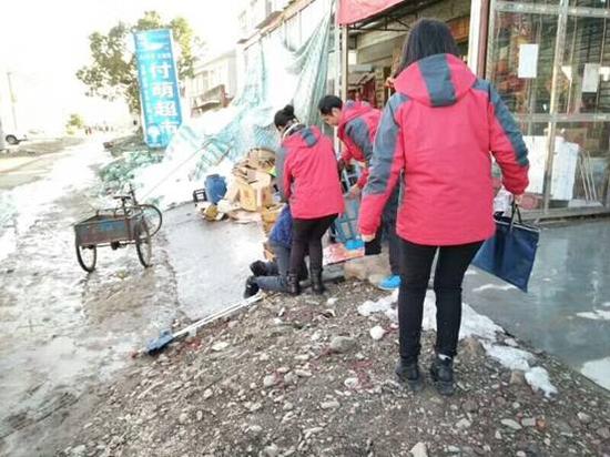 87岁残疾老人雪地摔倒 湖北电信员工及时援手