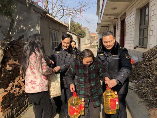 硚口城管委党委书记蔡先成(右一)等领导慰问贫困村民。