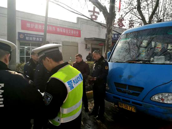 硚口区城管委交通执法人员与交警联手,对古田一路长途客运站外围黑巴士进行查处。
