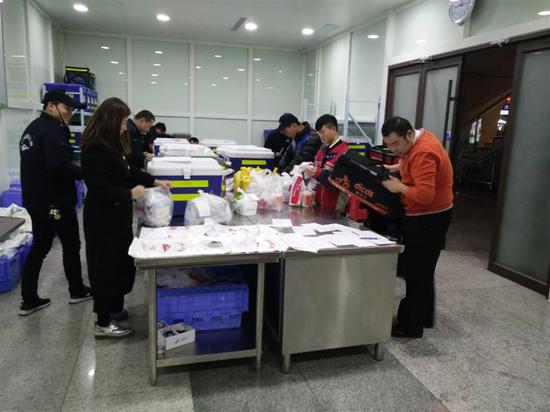高铁外卖背后:29名武汉送餐员每天跑趟马拉松