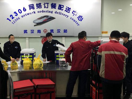 商家将制作完成的餐食送到配送中心。陈昕 摄