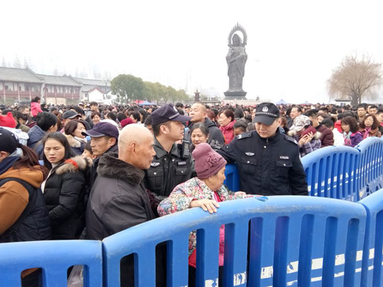 今年大年初一，武汉归元寺接待游人香客27.6万人次。