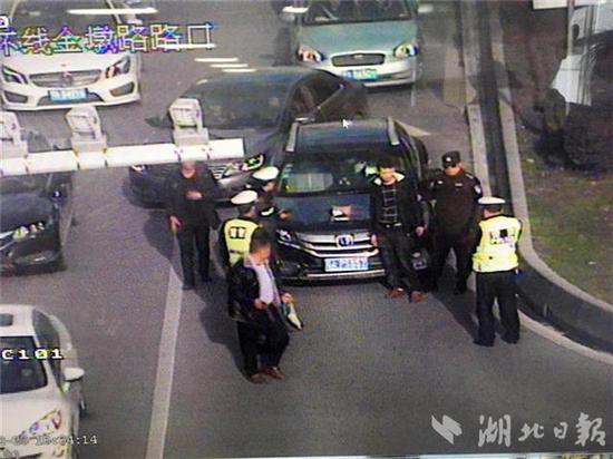 图为：“鄂APS857”被拦下监控图。视界网董冠男 摄