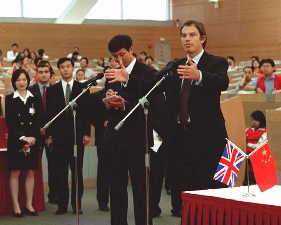 1998年10月8日,时任英国首相布莱尔出席上海证券交易所和伦敦证券交易所谅解备忘录签字仪式并参观了上海证交所。新华社记者张刘仁 摄