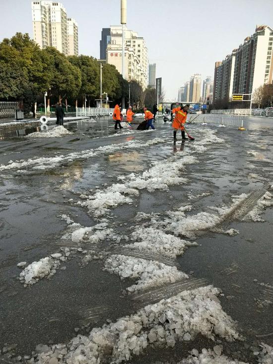 环卫工人捡到苹果智能手表 一边铲雪除冰一边