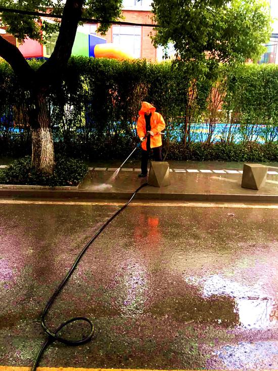 乘虚而入借雨洗路 春节过后青山道路焕然一新