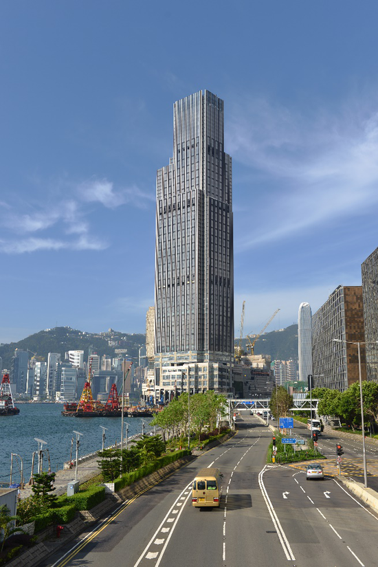 从尖沙咀梳士巴利道望向K11 Atelier办公大楼的外观