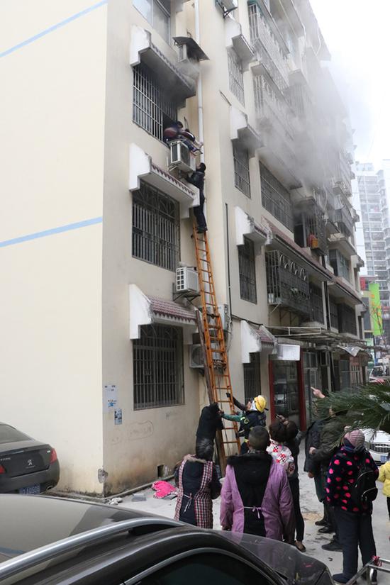 民警搭梯入室救人 本文图均为警方供图