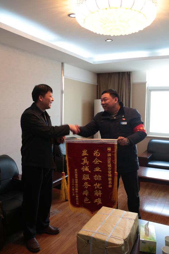 杨春湖客运站负责人(右)送来锦旗