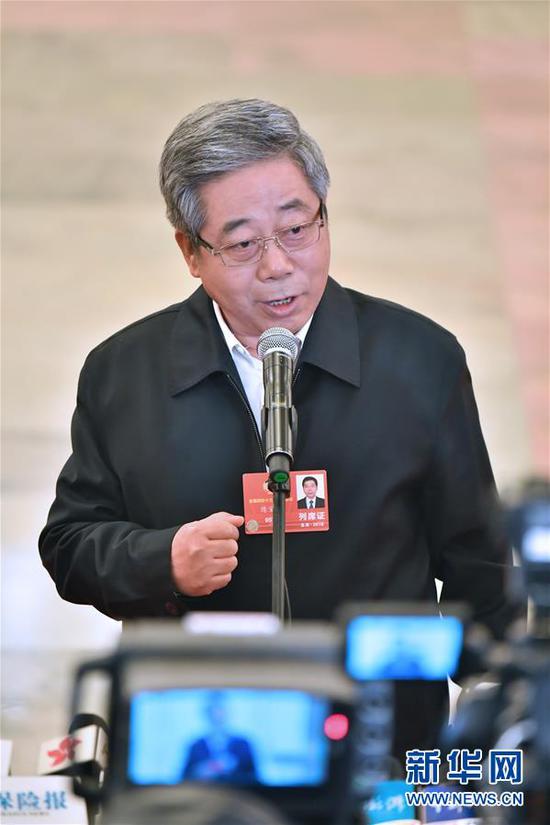 教育部部长陈宝生接受采访。 新华社记者 李鑫 摄 新华社北京3月3日电(记者张辛欣、荣启涵)