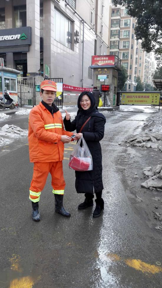 环卫工人捡到苹果智能手表 一边铲雪除冰一边