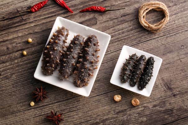 美女穿肚兜倡議解放乳房