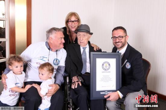 2016年3月11日讯，以色列人Kristal(右二)以112岁178天的高龄获得吉尼斯世界纪录颁发的世界最年长者证书。
