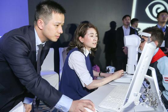图 | 现场验配活动,左起:复旦大学附属眼耳鼻喉科医院眼科医生陈志博士、
加州大学伯克利视光学院 刘悦教授