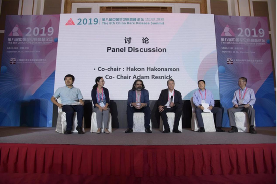 大会谈论环节 (左起:张勇、李津、Adam Resnick、Hakon Hakonarson、李东、屈会起)
注:Adam Resnick,费城儿童医院生物医学数据研究中心主任,美国