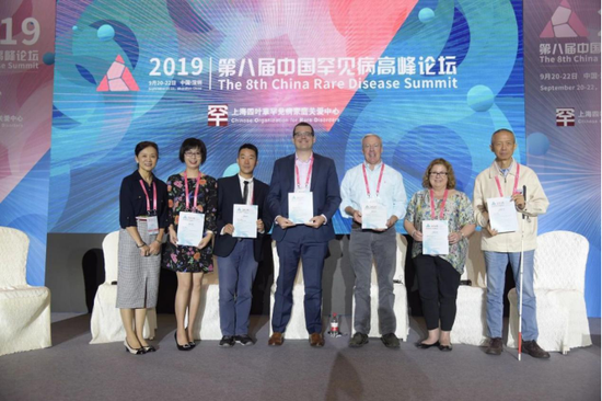 　　嘉宾合影，左起：Jane Cai、隆琳、陈功盛、Scott T. Williams、Anthony Micheal Gleason、Fiona WARDMAN、曾建平
注： Anthony Micheal Gleason，KCNQ2 CURE Alliance负责人，美国