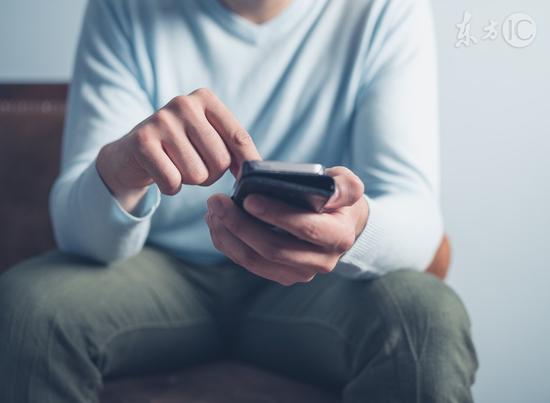 上厕所玩手机从头伤到脚