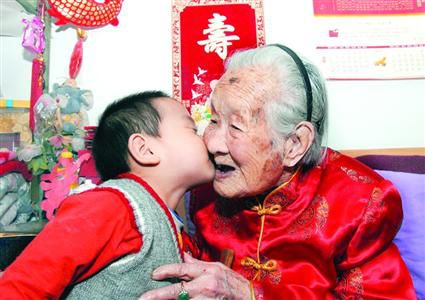 李素清老人非常喜爱小孩子摄于2010年 /晨报记者 陈征