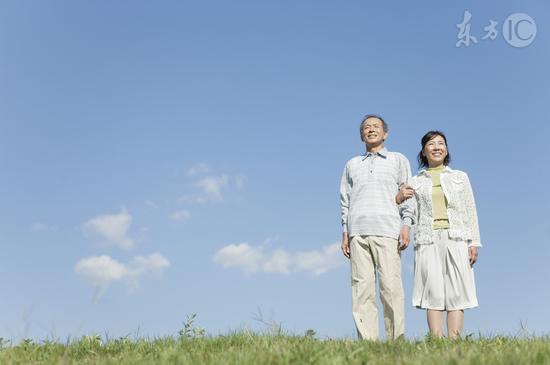 中国老人涌入美国养老原因何在