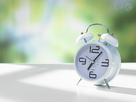 闹钟响后别再睡回笼觉