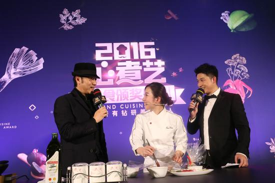 (从左至右:知名演员歌手&饭爷创始人林依轮、海归女星厨Tina、主持人贺毅)