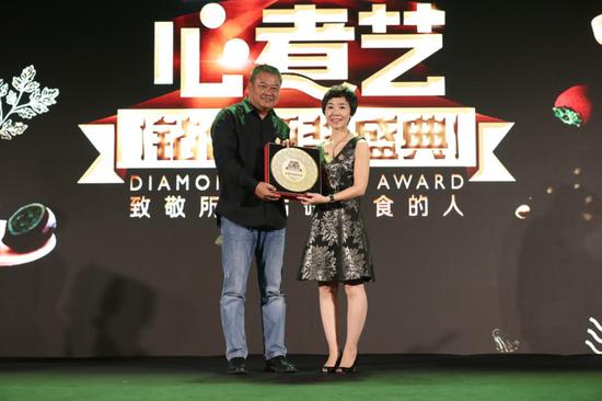 (从左至右:《舌尖上的中国》总导演陈晓卿,钻食颁奖盛典发起人李春晓)