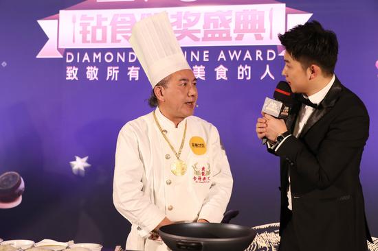 (从左至右:香港食神戴龙、主持人贺毅)