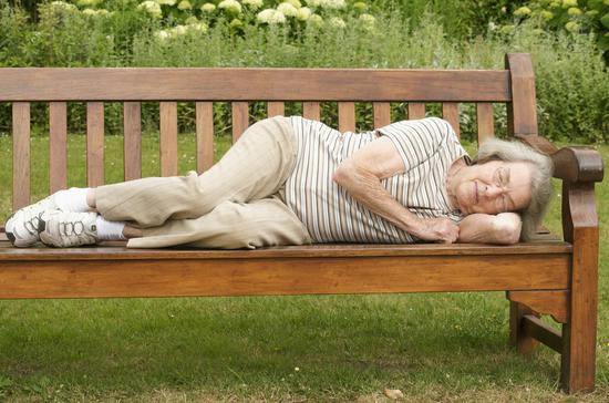 预防老年痴呆 侧卧可能是个好办法