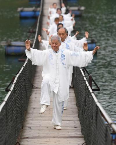 长沙“花甲”老人湖面吊桥秀太极