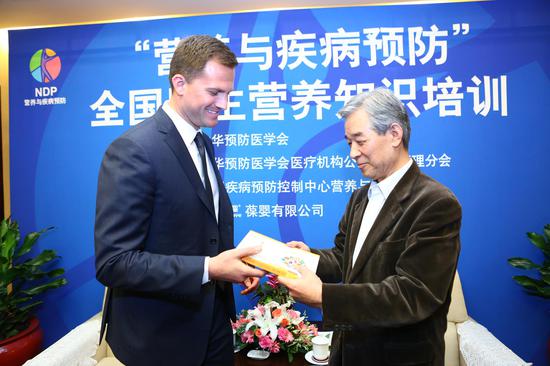 王部长赠书给葆婴有限公司美国投资方USANA中国区执行副总裁Brent Neidig（聂怀禹）先生