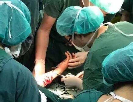 一病人因感病情加重持刀砍就诊医生