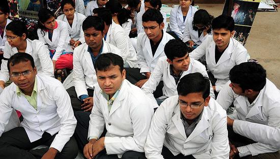 资料图：2014年3月4日， 印度阿拉哈巴德，医生们集体罢工抗议政府。图片来源：东方IC