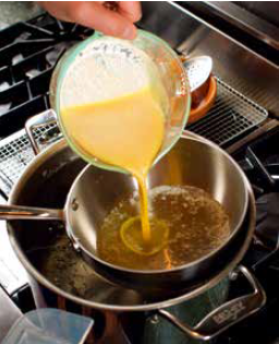 1.酱汁锅放在滚水上，可以让你温和炒蛋（或酱汁）。