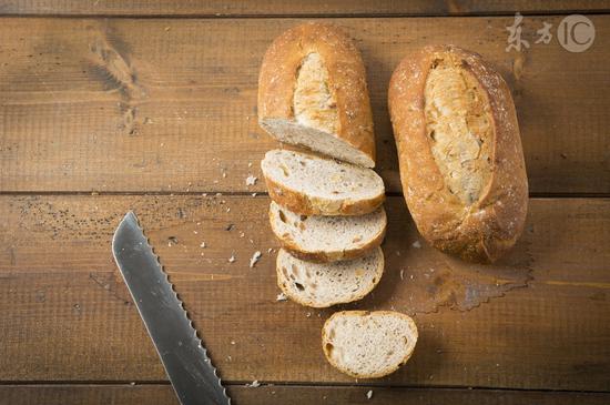 面包新语店内老鼠在面包上来回走 已不是第一