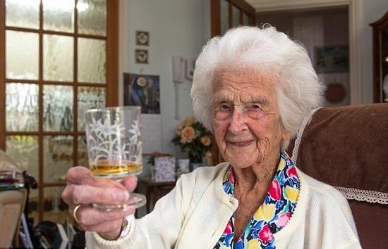 111岁老人谈长寿秘诀:每晚喝酒|长寿|喝酒|威士忌_新浪健康_新浪网