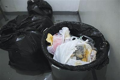 8月24日，北京建外soho东区办公楼，楼层内的垃圾投放间堆着大量外卖垃圾。新京报记者 侯少卿 摄
