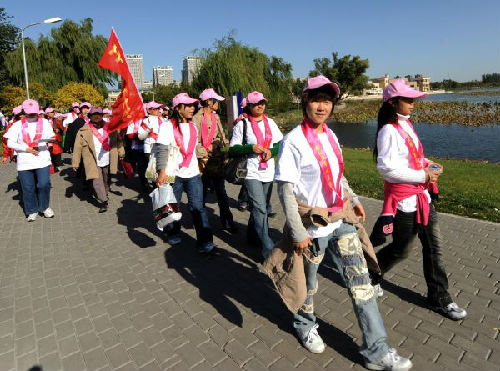 资料图片：2008年10月26日，由中国红十字基金会主办的“粉红丝带 心系你我——2008爱的行走”大型公益健走活动在北京朝阳公园举行，近5000名社会各界爱心人士用实际行动呼吁公众关注女性健康，帮助乳腺癌患者。新华社记者 金良快摄