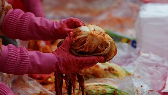2016年11月4日，韩国首尔，1000多民众在首尔市政厅制作泡菜，准备捐给穷人过冬。图片来源：视觉中国