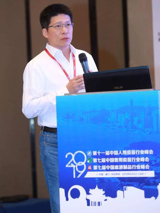许必雄在2019年6月于厦门召开的第七届血液制品行业峰会上与参会代表交流重组凝血因子的研发成果
图片由企业方提供