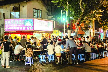 2013年6月10日22时，众多食客在霍山路203号“阿文夜市豆浆油条”店享用点心。　/晨报记者　任国强