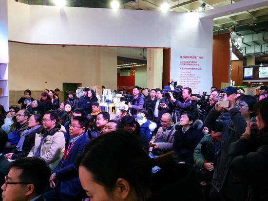 新书发布会现场云集,吸引众多媒体、读者